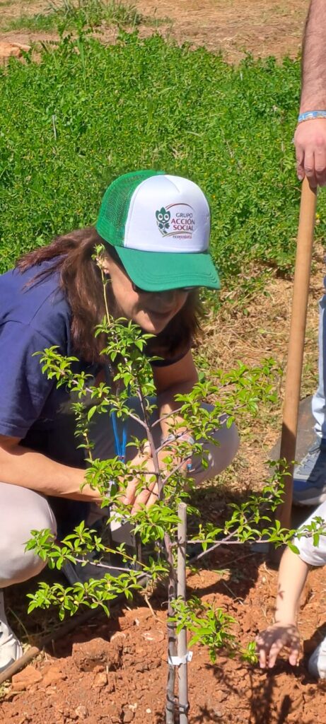 Grupo de Acción Social de Ecopostural en una jornada de voluntariado ambiental