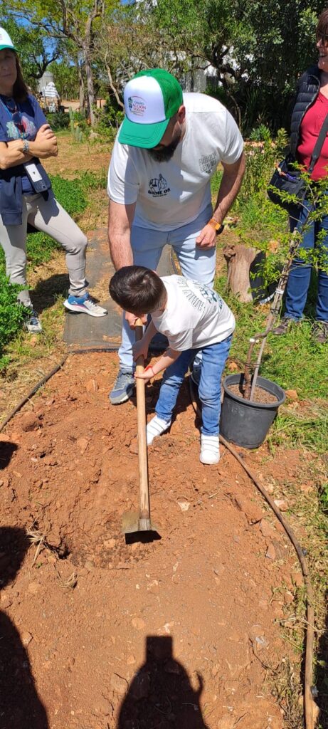Grupo de Acción Social de Ecopostural en una jornada de voluntariado ambiental